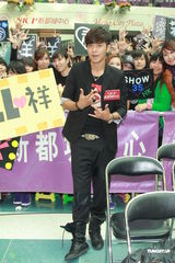 组图：罗志祥签唱会歌迷热情 现场玩自拍抱抱