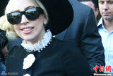 组图：LadyGaga现身罗马尼亚女仆装秀甜美