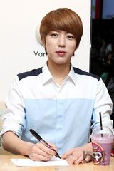 组图：韩团INFINITE出席代言品牌粉丝签名会