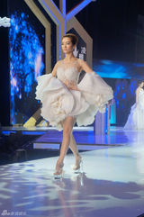 组图：众星冬夜闪耀时尚大典 倪妮甜美梁静霸气