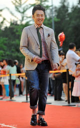 组图：《精忠岳飞》将播 黄晓明拄拐亮相红毯