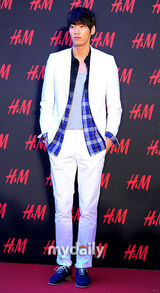 组图：玄英金俊等出席时尚活动 刘仁英混搭风