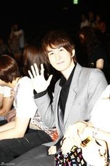 高清图：韩歌手金亨俊新专辑发布亲友齐站台