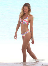 组图：超模艾迪塔海滩写真 四套比基尼曲线热辣