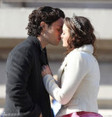 组图：《绯闻女孩》片场莉顿-梅斯特上演吻戏