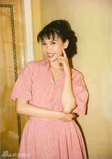 组图：邱淑贞全家出席婚宴 与大女儿谈笑似姐妹