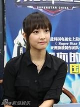 组图：宋茜甜美亮相《中国星》 首任选秀评委