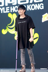 古巨基腰伤复发不忘代言 坐轮椅拄拐忙吸金(图)