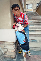 组图：郭家铭鬼马个性街拍 背带裤卖萌宠物奇缘