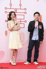 组图：刘心悠情人节甜美亮相 小男孩现场献吻