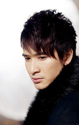 组图：肖明玉冬日户外写真 俊朗帅气显型男风范