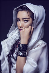 组图：李冰冰大玩双性诱惑 白发男神PK美腿女神