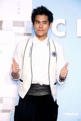 幻灯图：彭于晏与粉丝“爱的抱抱”引尖叫