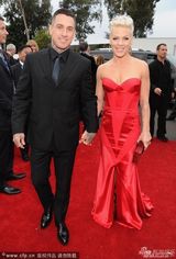 组图：Pink改走女人性感路线 甜笑牵手老公