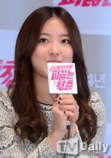 组图：《热血青春》试映 李钟硕亮粉西装抢镜