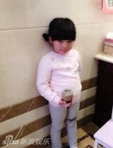 组图：王诗龄卖萌照撞脸童年王菲