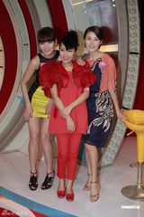 组图：蒙嘉慧为节目录影 与郑伊健共识不生小孩