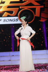 组图：杨钰莹《歌声传奇》当幼师泪流满面