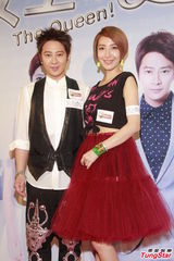 组图：杨谨华遭孙耀威熊抱 安全裤外露险走光