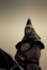 组图：余文乐为《血滴子》披15.4公斤“黄金甲”