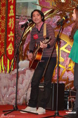 组图：林子祥林德信父子档首登台 香港轻松演唱