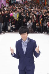 组图：林俊杰牵狗办握手拍照会 承认公司下禁爱令