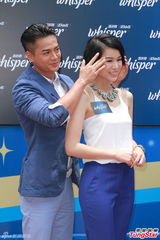 组图：罗仲谦胡杏儿出席活动 尴尬示范按摩