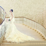 组图：王媛可登婚嫁封面 粉色出演幸福嫁娘