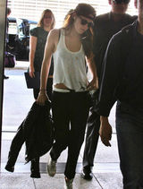 组图：斯图尔特戴棒球帽现身机场 装扮潇洒帅气