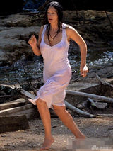 组图:莫妮卡-贝鲁奇现身片场 透视装湿身秀豪乳