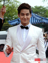 组图：金汎(金范)白色西装潇洒挺拔俊朗迷人