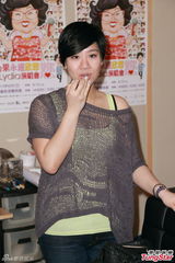 组图：郑欣宜穿透视装现身 提亡母眼泛泪光