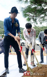 组图：韩星赵仁成朱元出席龙仁物流中心竣工仪式