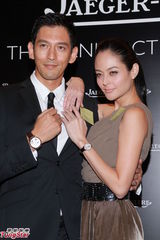 组图：乐基儿亮相名表酒会古铜肤色健康优雅