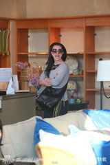 幻灯组图：布兰妮瘦身有成效 兴奋逛家具店