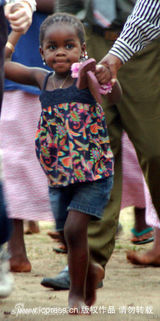 幻灯图集：麦当娜携一对领养子女探访利隆圭孤儿院