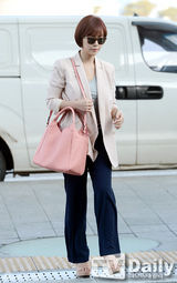 组图：韩星黄静茵粉西装搭黑超帅气现身机场