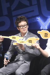 独家高清：刘亚仁牵手金海淑宣传新片《强哲》