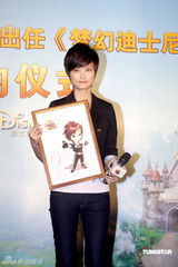 幻灯图：李宇春代言网游 否认将出演《新龙门客栈》