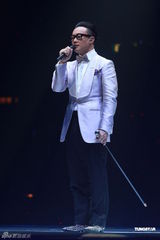 组图：黄伟文作品展落幕 陈奕迅何韵诗台上激吻