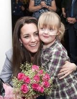 组图：凯特王妃造访儿童收容所 爱抚病童显母爱