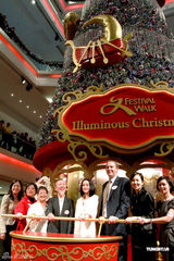 高清图：周迅化身月亮女神 求教诺贝尔奖得主高锟