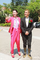 组图：张柏芝喜气红衣携两子参加弟弟婚礼