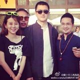 组图：李亚鹏丽江酒吧唱歌 抽烟心情放松