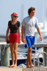 组图：泰勒-斯威夫特与小男友当众缠绵激吻