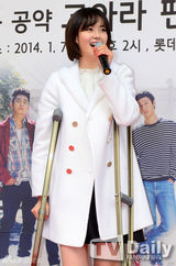 组图：高雅拉拄拐亮相签名会 剪刀手卖萌不断