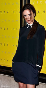 高清组图：维多利亚现身伦敦时装周弧形靴抢眼