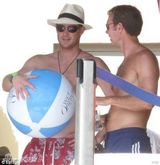 组图：哈里王子再搞泳池派对 泳装美女如云