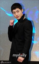 组图：金贤重宣传新剧《感激时代》左拥右抱