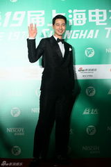 组图：韩星赵寅成上海电视节卖萌耍酷逗粉丝